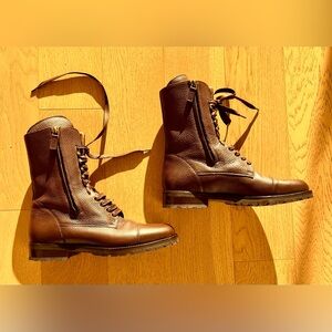 Unisex leather Manolo Blahnik boots. Excellent condition
